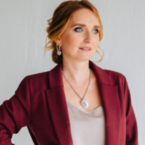 Лариса Суркова