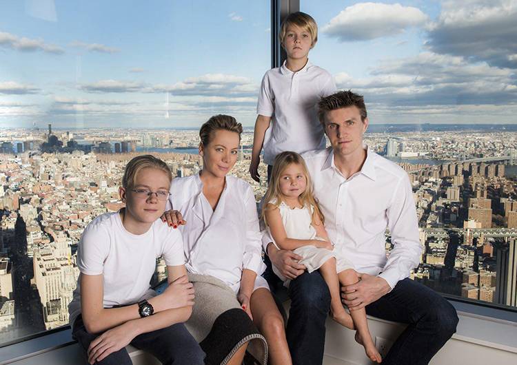 Мария Лопатова с мужем Андреем Кириленко и детьми